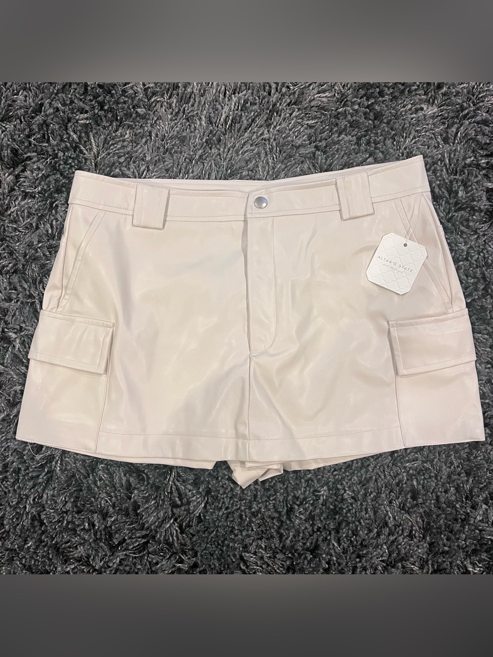 🌸NWT ALTERE’D STATE IVORY FAIX LEATHER CARGO SKORT SIZE MEDIUM🌸